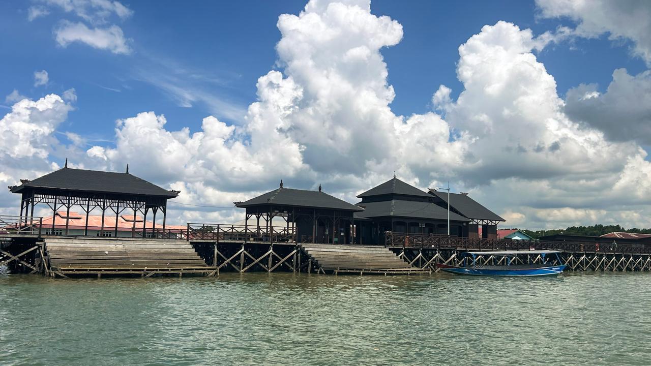 Dari Dermaga Bontang Kuala, dibutuhkan waktu sekitar 35-40 menit menggunakan kapal speed untuk tiba ke Pulau Kedindingan dan perairan sekitarnya. (Fitri Wahyuningsih/Kaltim Today)